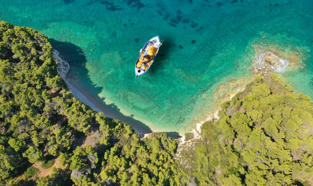 Το ελληνικό νησί που ανταγωνίζεται τη Μύκονο και τη Σαντορίνη χωρίς την πολυκοσμία των τουριστών