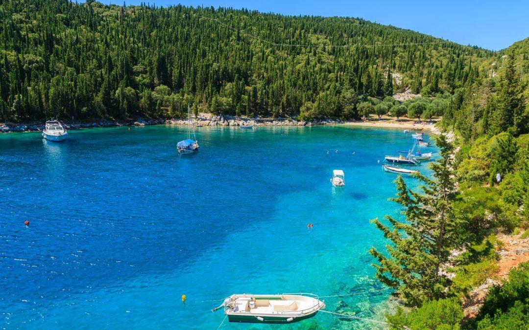 Στις 10 παραλίες με τα πιο γαλάζια νερά στον κόσμο, οι μισές είναι ελληνικές